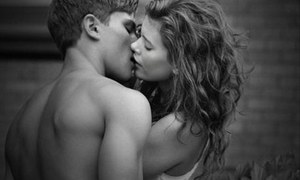 男人接吻的时候为什么要摸胸？