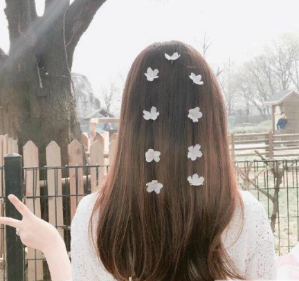 樱花发型图片 搭配公主半扎发自然卷发