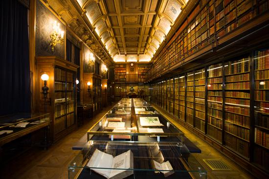 藏书中有19000余册被存放在城堡的图书馆中，包括1500份可以追溯至11世纪的珍罕手稿。每一份都凝聚了城堡主人的寻觅与呵护。